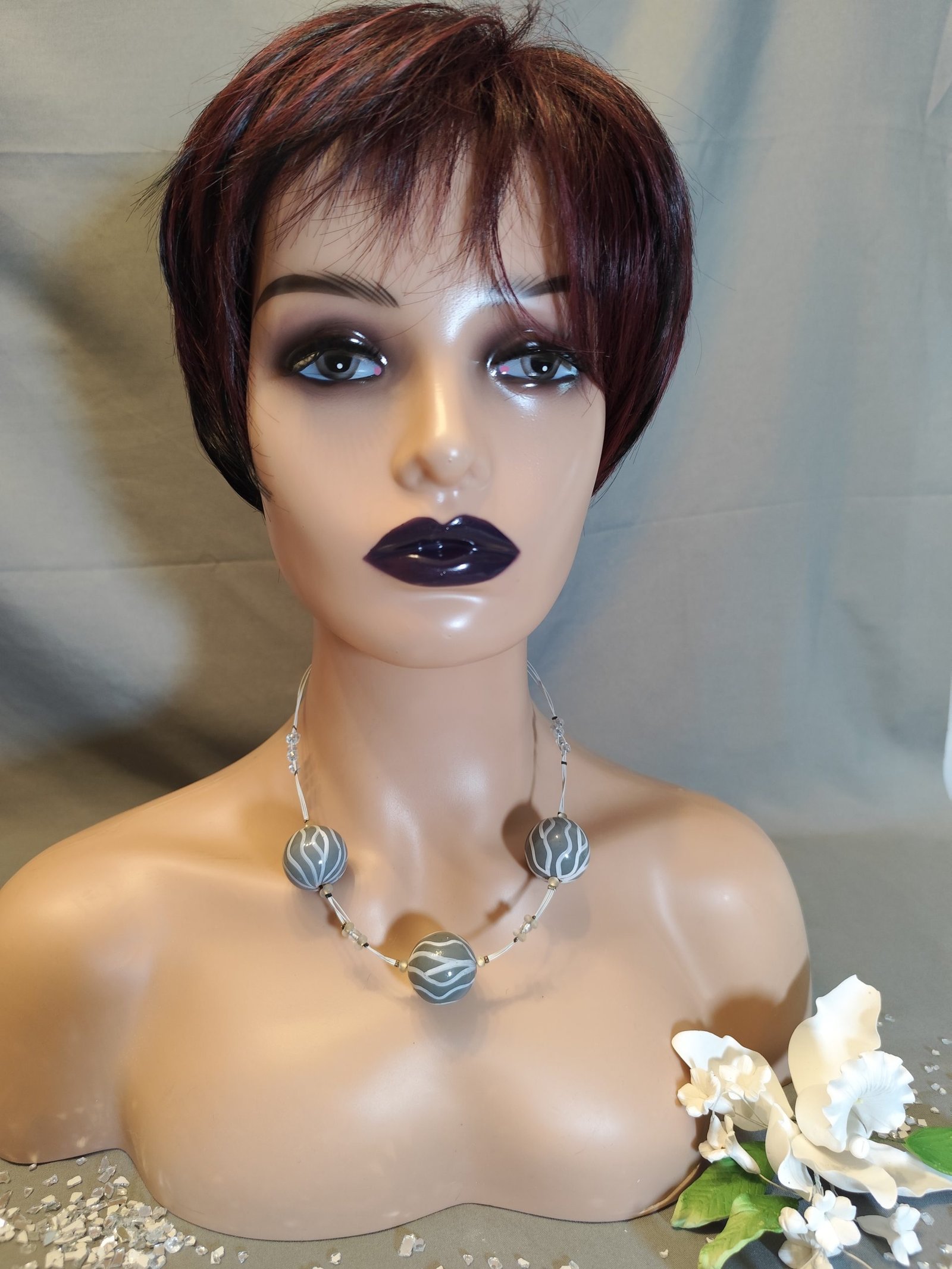 1.1-grau-S-2.12.1.SPK1_-scaled-1.jpg Weißer Schmuckdraht-Perlenkette mit Holz-Perlen – Bild 1