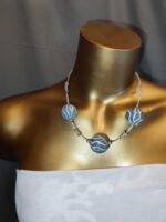 Weißer Schmuckdraht-Perlenkette mit Holz-Perlen – Bild 2