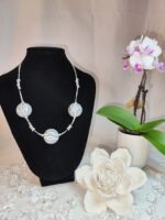 Weißer Schmuckdraht-Perlenkette mit Holz-Perlen – Bild 4