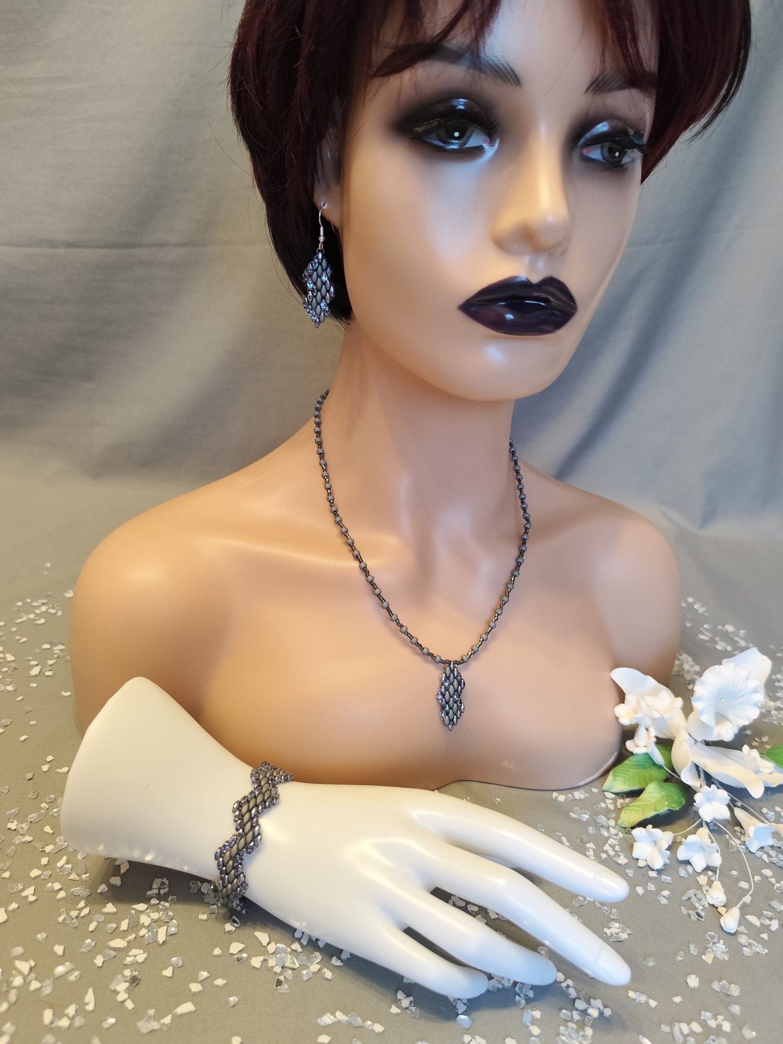 Armband-Kette-Ohrringe-Set-1.1-S-5.1.AKO1_-scaled-1.jpg Grau-Silber Perlen-Schmuckset: Ohrringe, Armband & Kette – Bild 1