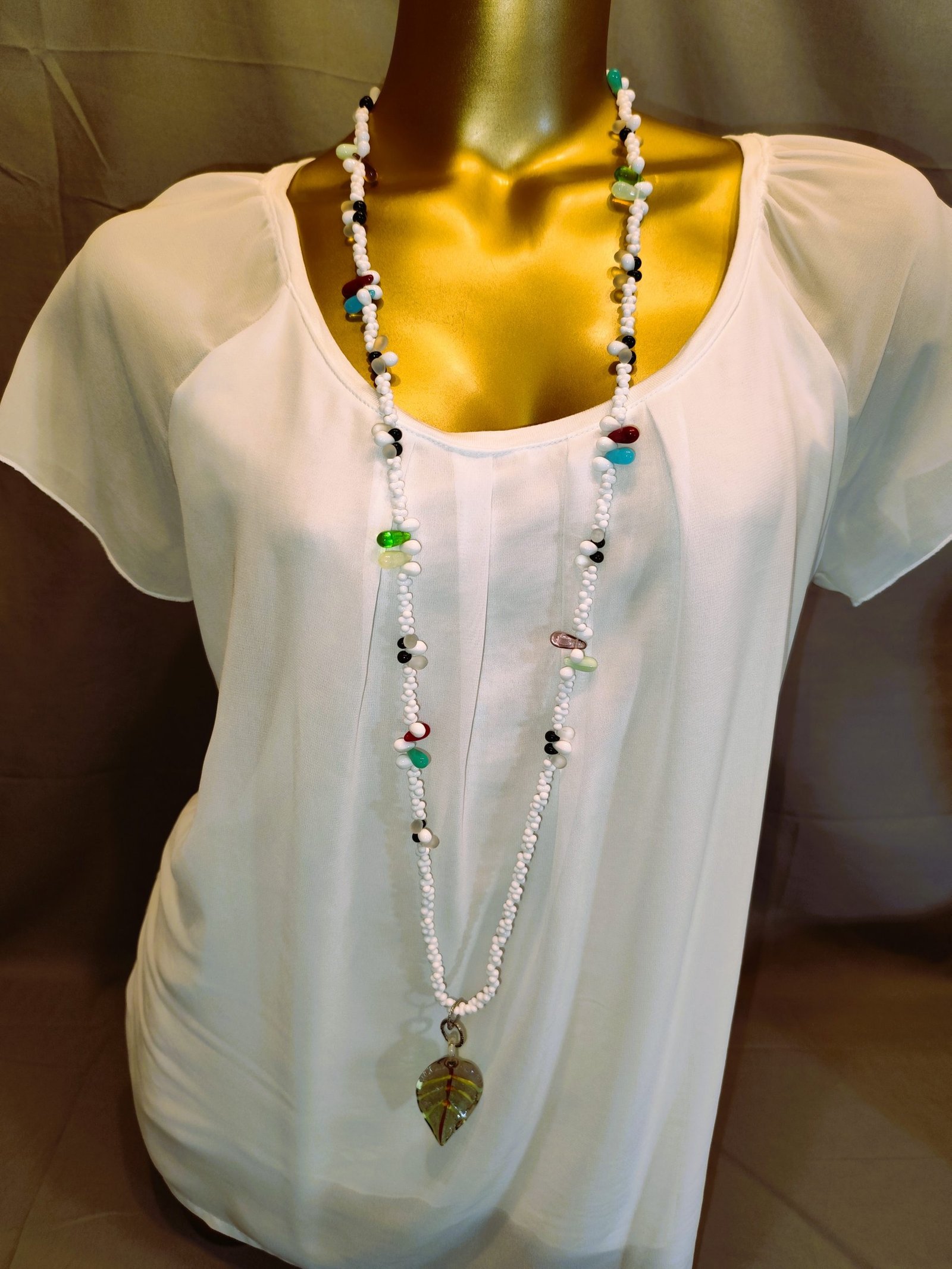 Murano-Anhaenger-4.1-weiss-S-2.10.1.MGK4_-scaled-1.jpg Tropfen-Glasperlenkette mit Murano-Blattanhänger – Bild 1