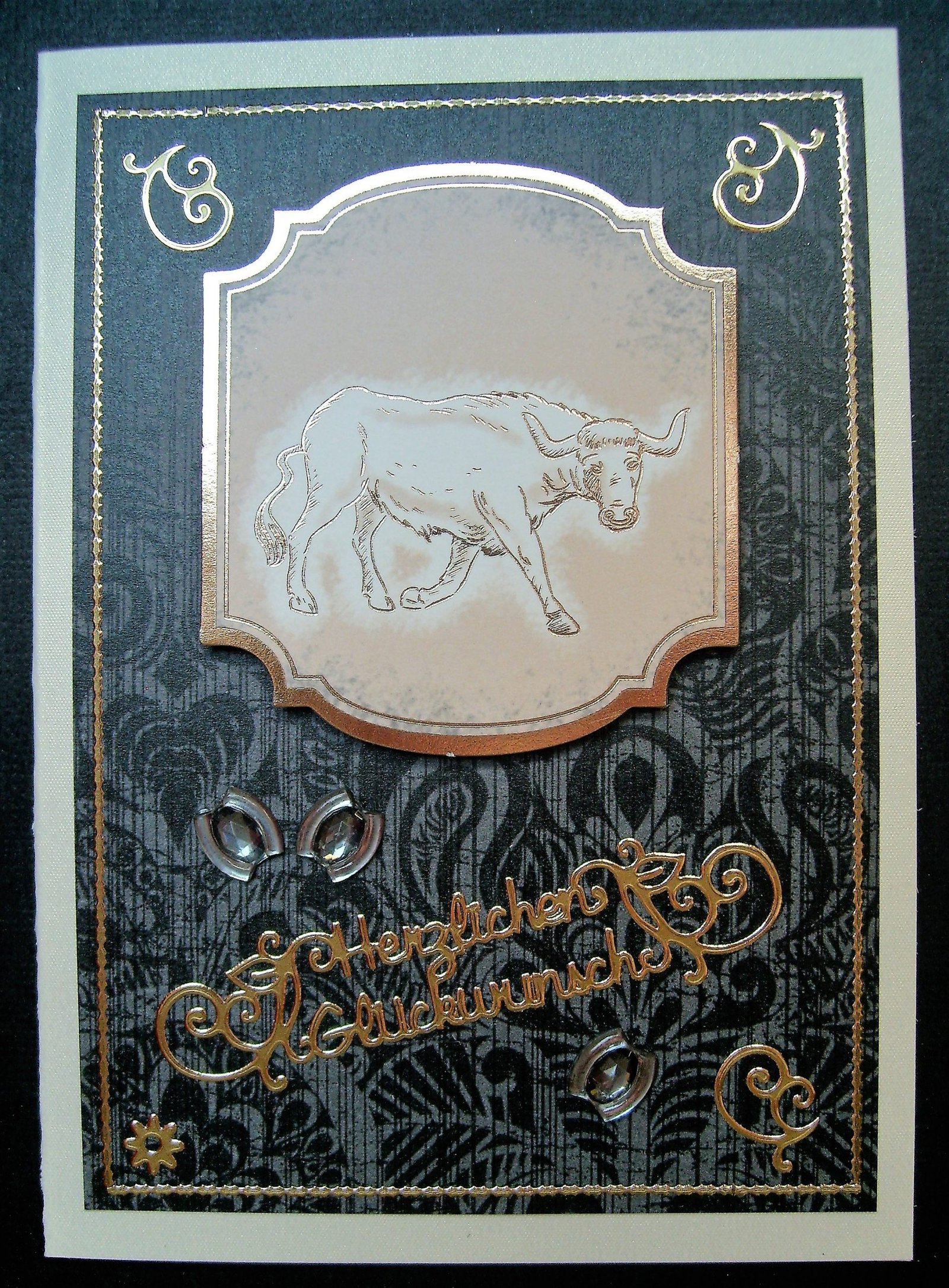 Sternzeichen-Stier-2-K-1.9.SST2_-scaled-2.jpg Stier-Perlmutt-Glückwunschkarte mit Goldfolie – Bild 1
